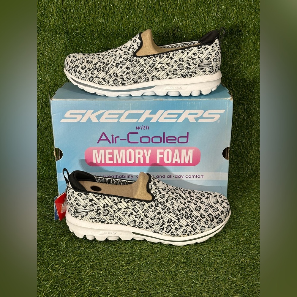 SKECHERS GOGA MAT GO WALKING, CLASSIC SLIP ON, SIZE 9.5 WOMENS WIDE, WHITE/ GREY